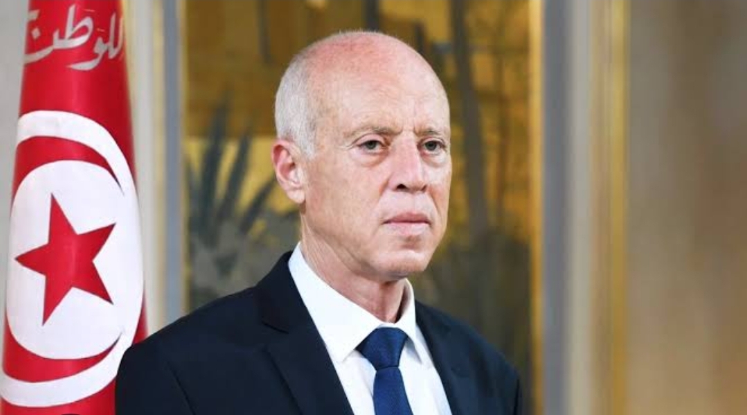 وسط أزمة مالية وسخط شعبي بسبب الانقطاع المتكرر للكهرباء..الرئيس التونسي يستبق الانتخابات ويطيح بالحكومة