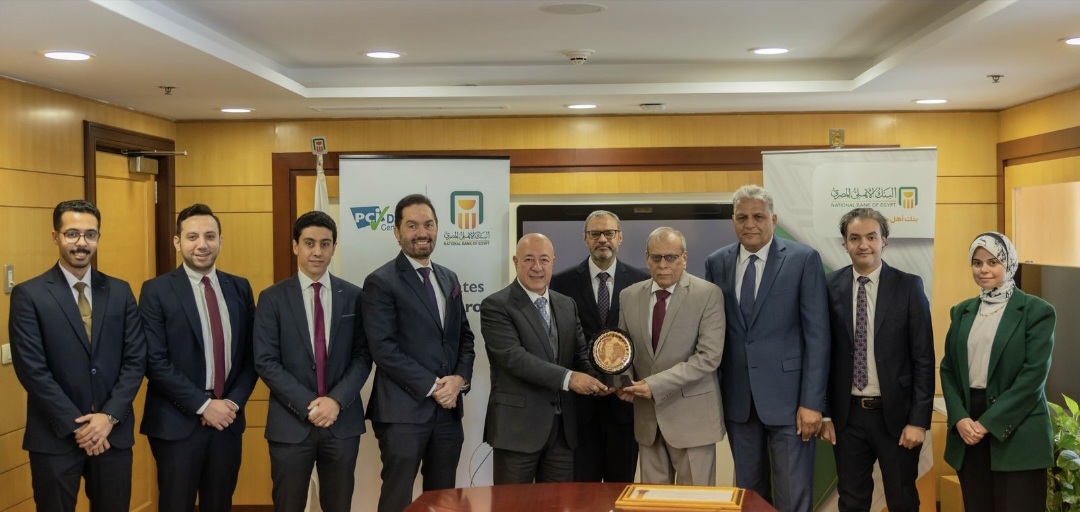 «البنك الأهلي المصري» يحتفظ بشهادة التوافق مع معايير متطلبات هيئتي «فيزا» و«ماستر كارد» العالمية