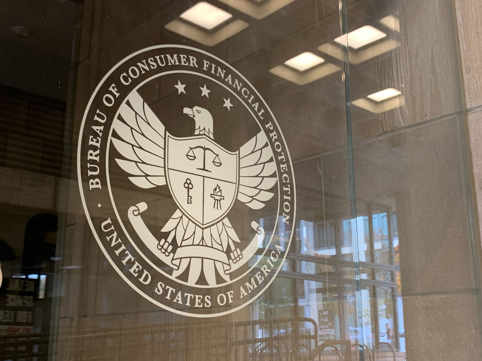 أمريكا تصدر تعليمات لمنع البنوك من إغلاق حسابات العملاء على أساس الانتماءات السياسية والدينية