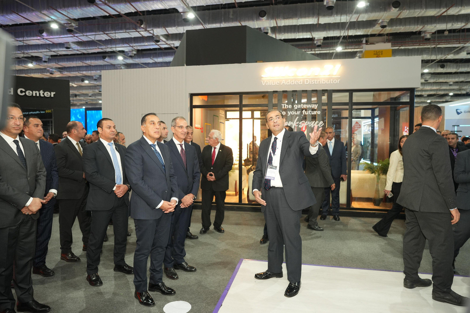 «المصرية للاتصالات» تعلن خطة لتحويل ملايين العملاء  إلى خدمات الألياف الضوئية.. ورفع سرعات الإنترنت إلى 500 ميجابت